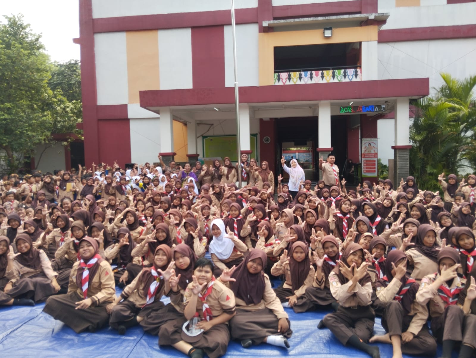 Wisata LiterAsyik Ke SDN Ciracas 10